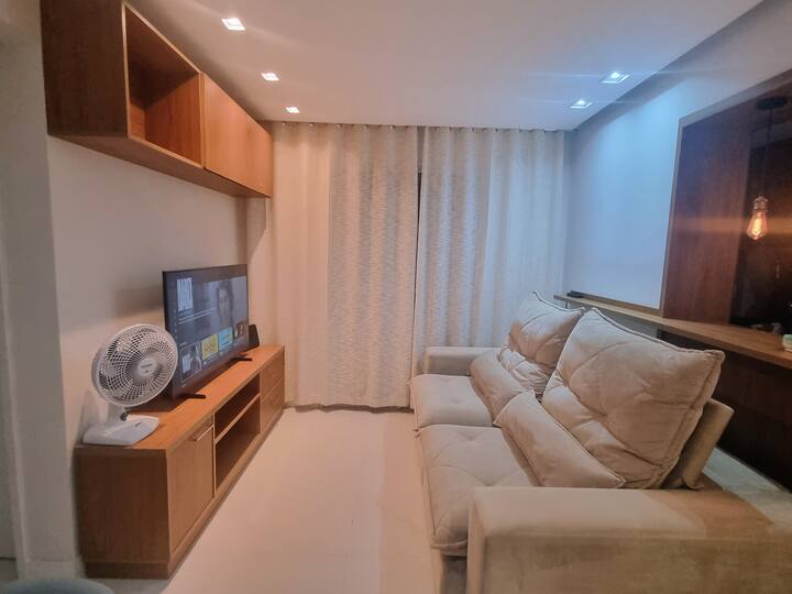 Sofá cama doble) Televisor inteligente de 50 pulgadas para que te conectes a tus servicios de streaming favoritos.