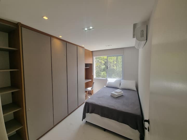 Cama de dos plazas: 1,38 m x 1,88 m. Aire acondicionado (calefacción y refrigeración). Escritorio para trabajar desde casa. Persianas opacas. 