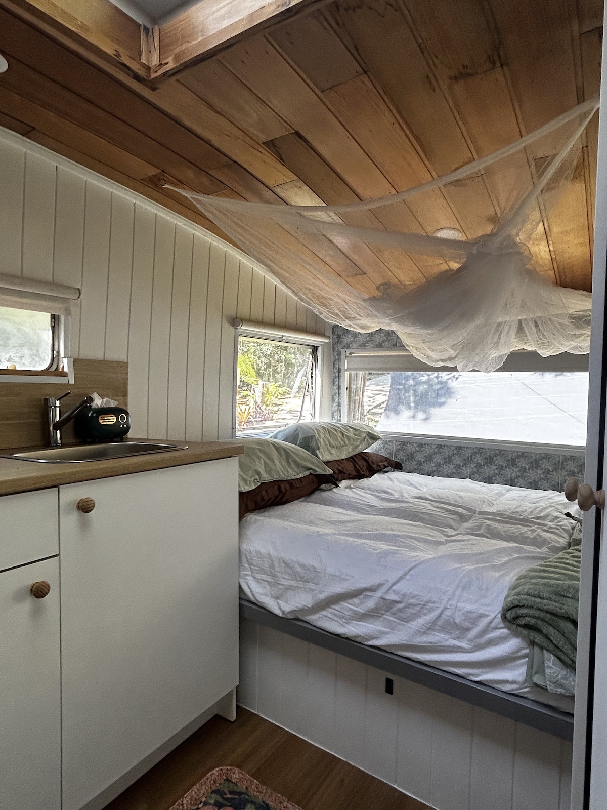 Bočná strana manželskej postele
Výhľad na dažďový prales
Sieťka proti komárom