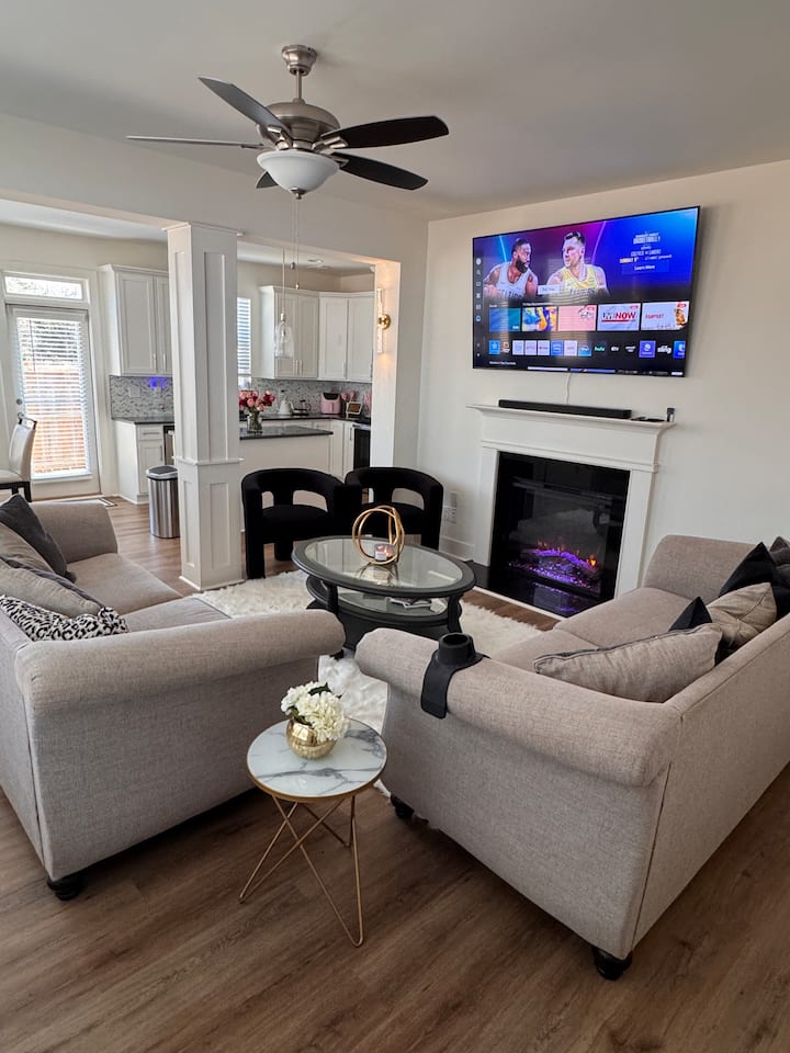 Luxe Townhome • Fireplace + Kitchen - Conyers, GA