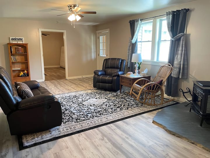 Country Cottage - Claremont, NH