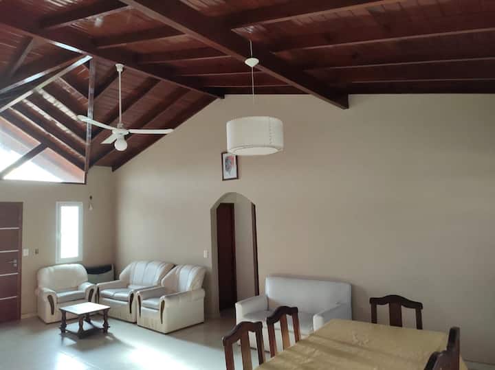 Es Una Casa Amplia En Una Buena Ubicación - Pinamar