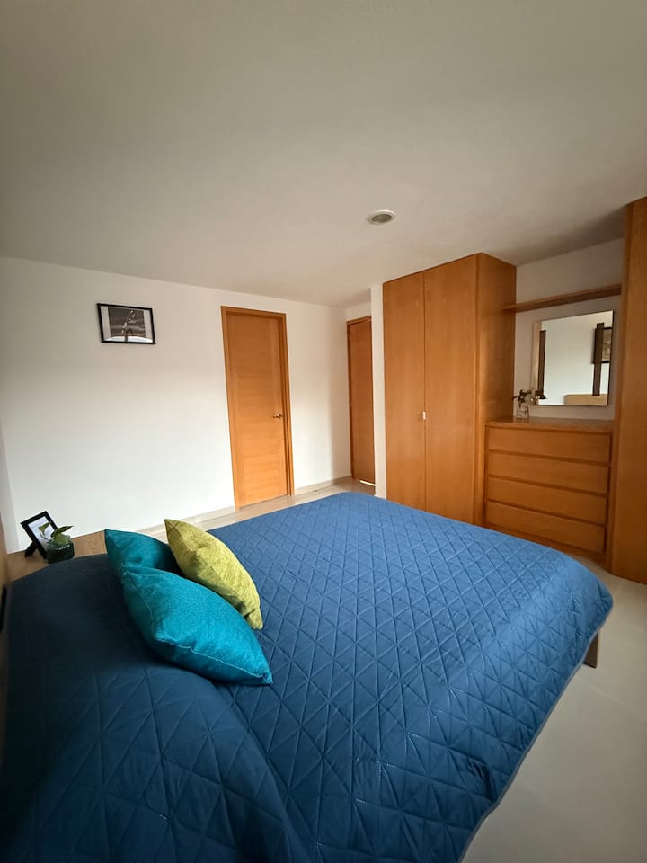 主卧设有全功能卫生间、带椅子的书桌、互联网、额外的毯子。 