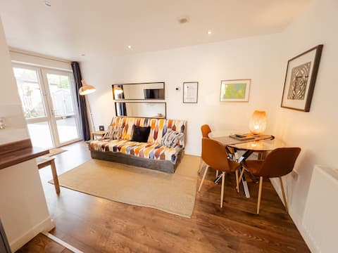 Top performing Airbnb: Lovely Apt for 6 >Near Town> Free parking>Flat 5 in Brinnington And Central