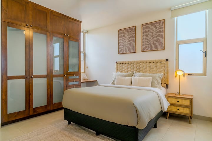 Izba č. 3, inteligentný televízor, plná skriňa, pracovný priestor. 