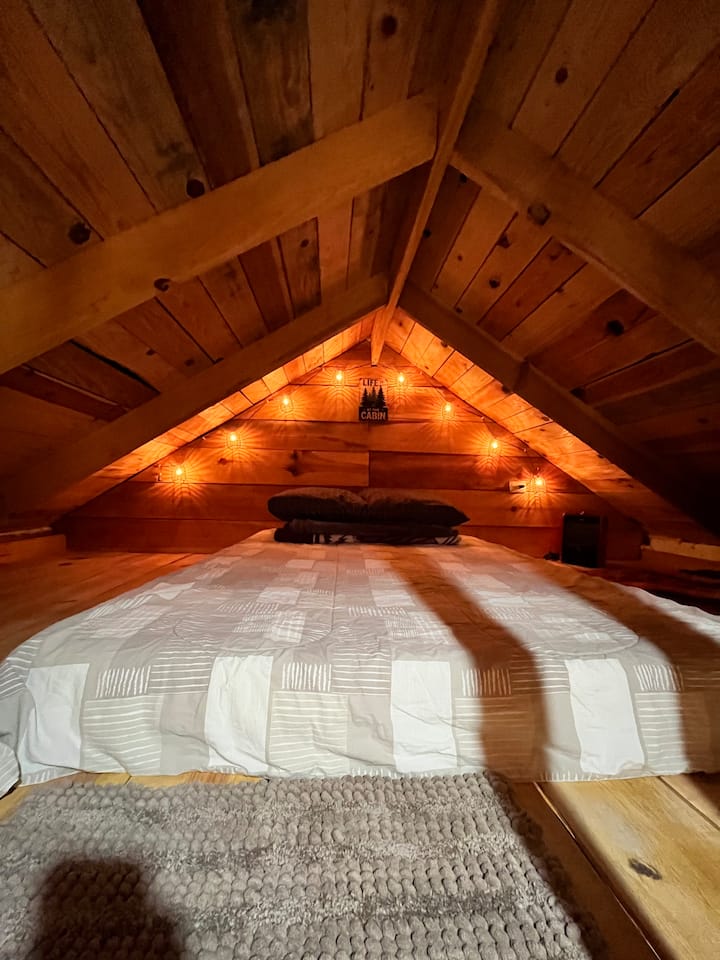 记忆泡沫双人床，相当舒适。