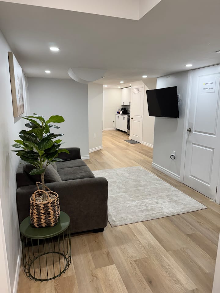 Fully Renovated Private Lower Level Apartment - Welland