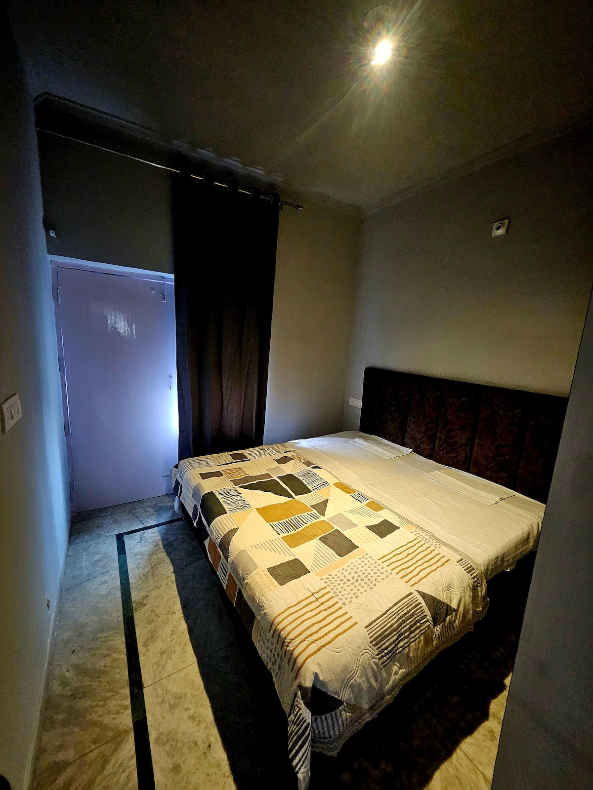 dormitorio con edredones/mantas y sábanas limpias