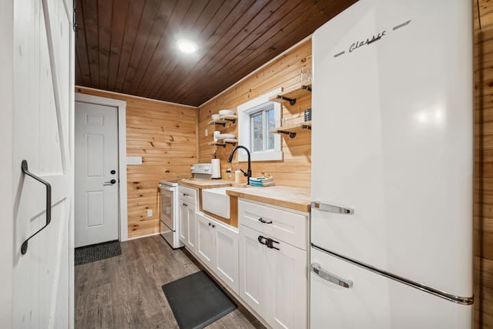 Seven Springs, Sleeps 2, Tiny House Getaway #1 - Donegal, PA
