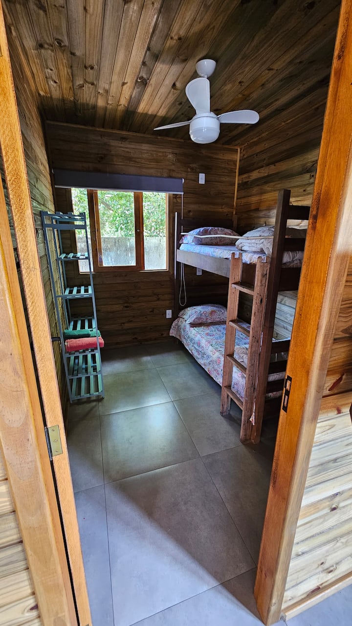 Esta habitación tiene una litera súper resistente que ofrece comodidad y más espacio para los huéspedes,