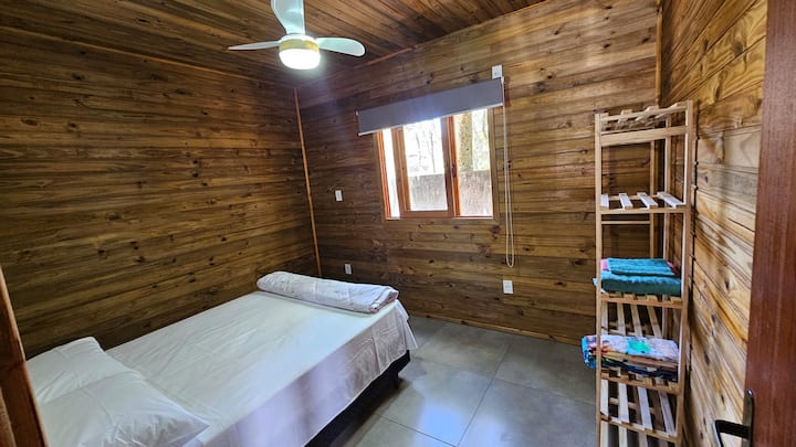 Habitación doble equipada con una cama de caja y ropa de cama de calidad, amplio espacio con vistas a los árboles, proporcionando contacto directo con la naturaleza.