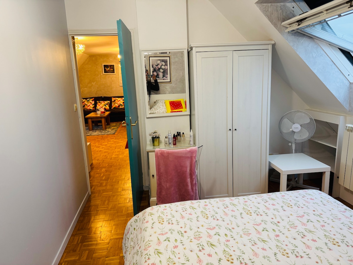 חדר שינה נוח ובהיר עם מיטה זוגית, מקום אחסון ושולחן. אידיאלי לשהייה רגועה או מקצועית. אווירה שקטה, מצעים וכל הנוחות שצריך כדי להרגיש בבית.