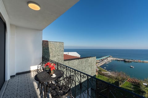 “Sea/Harbor View Coastal Stay • 20 Min to IST”