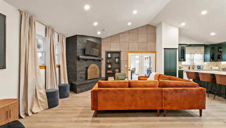 Luxury 4br Okc Retreat W/ Hot Tub & Firepit - Oklahoma City, OK