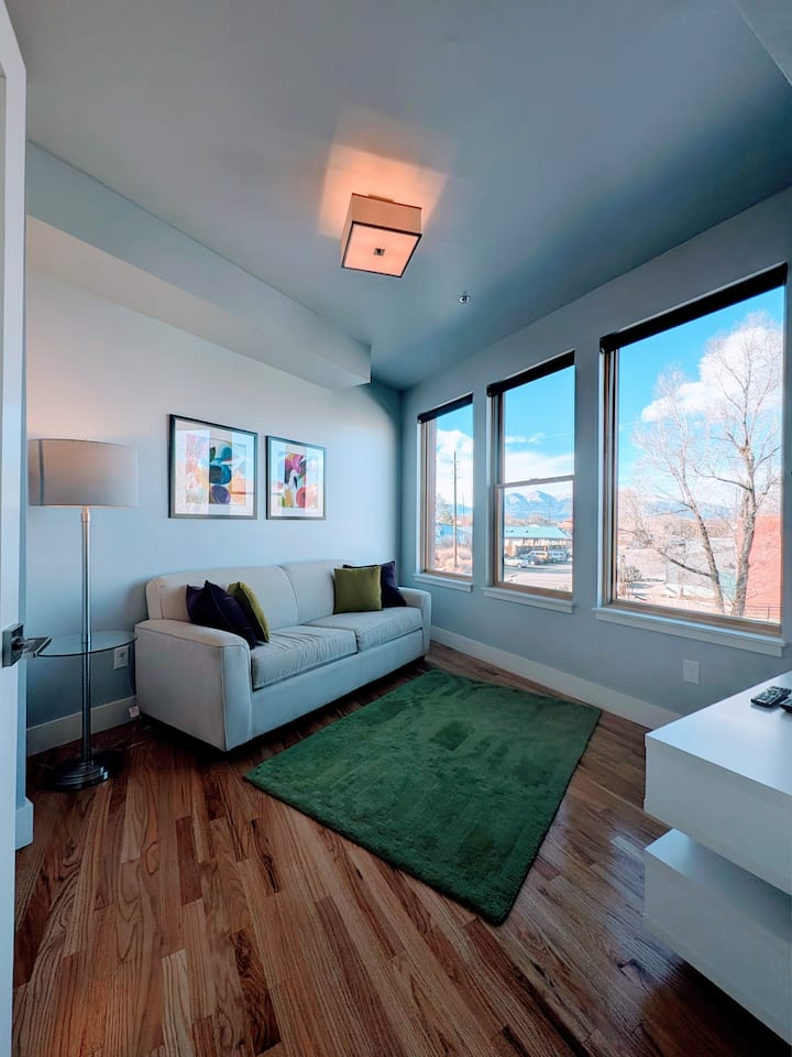 โซฟาคัทช์นี้ดึงออกเป็นเตียงคู่ได้ ห้องนี้อยู่ติดกับห้องนั่งเล่นชั้นหลัก