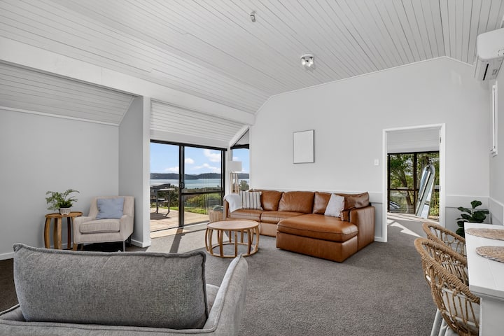 Waitangi Coastal Cottage
Newly Refurbished - Waitangi