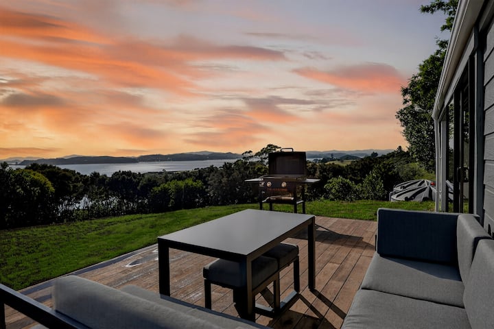 Waitangi Coastal Cottage
Newly Refurbished - Waitangi