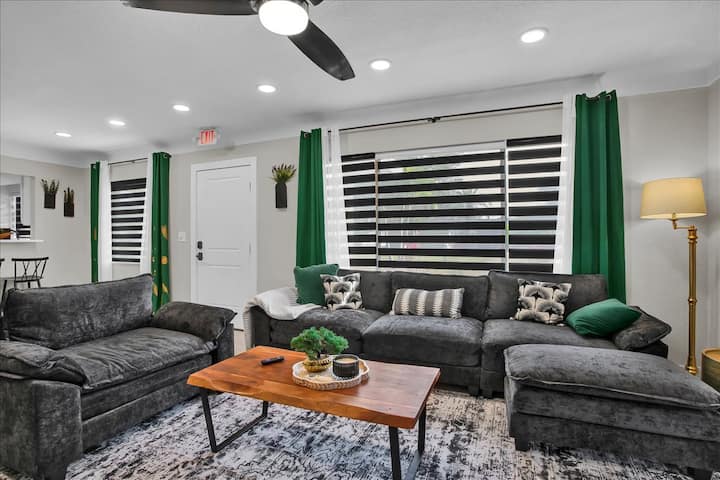 Tropical Getaway • Lagoon Pool, Spa & Big Yard - Indian Rocks Beach, FL