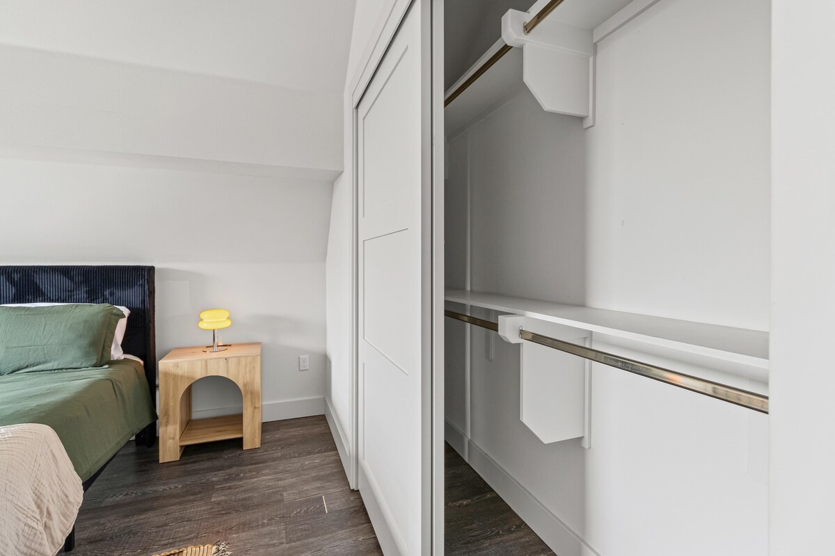 Walkable w Skyline View! Clean and Comfy