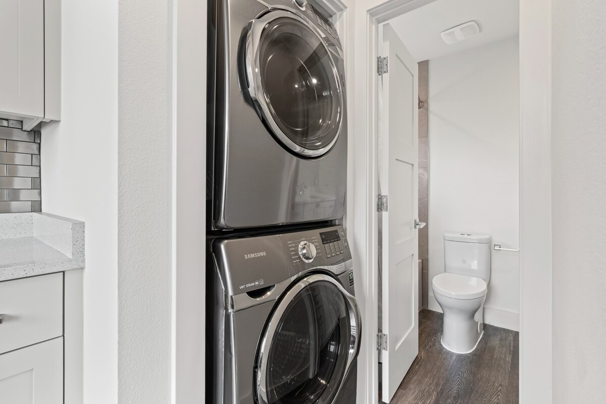 Walkable w Skyline View! Clean and Comfy