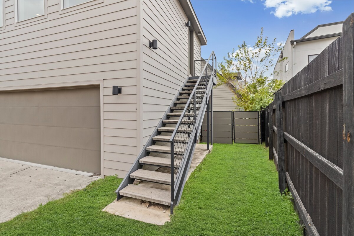 Walkable w Skyline View! Clean and Comfy