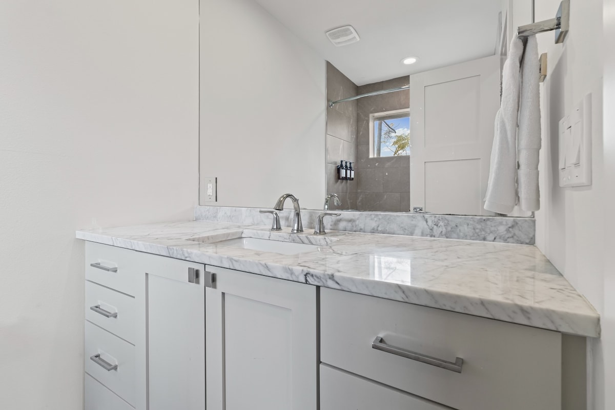Walkable w Skyline View! Clean and Comfy