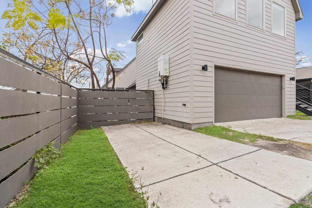 Walkable w Skyline View! Clean and Comfy