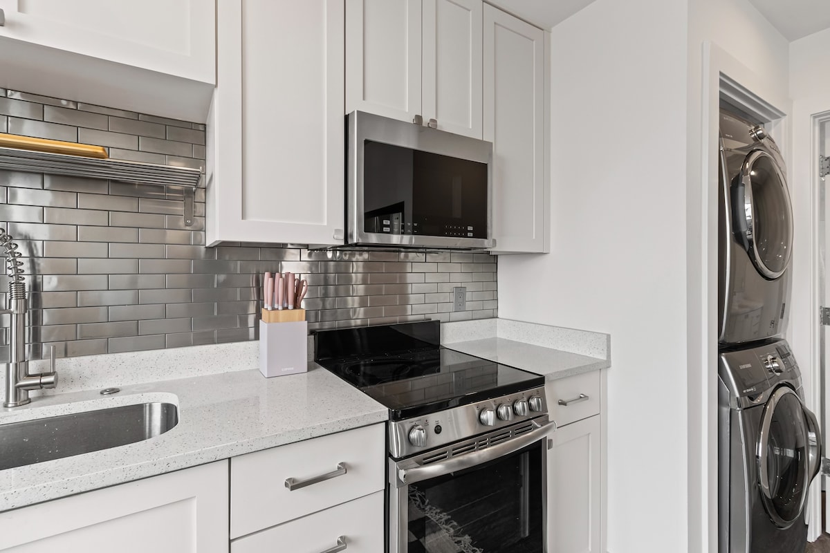Walkable w Skyline View! Clean and Comfy