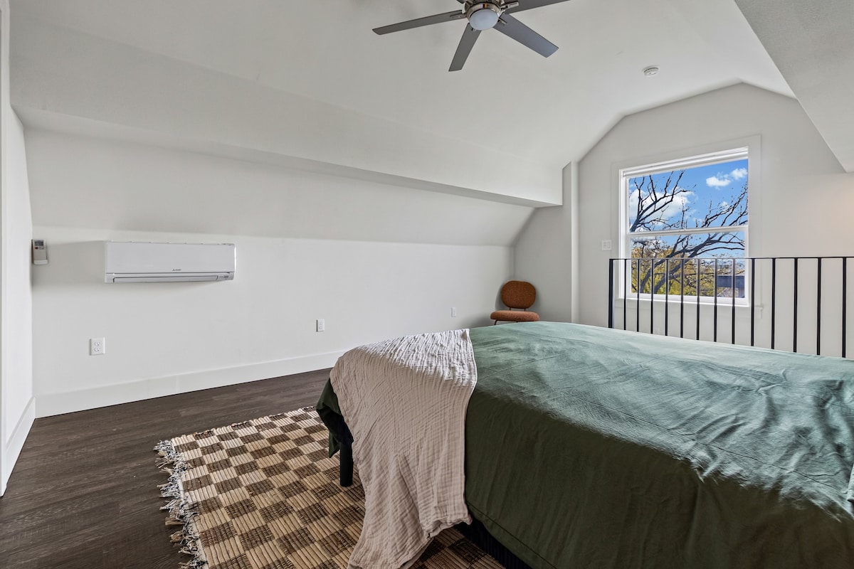 Walkable w Skyline View! Clean and Comfy