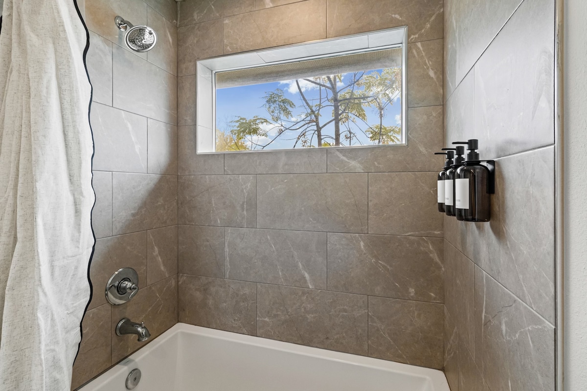 Walkable w Skyline View! Clean and Comfy