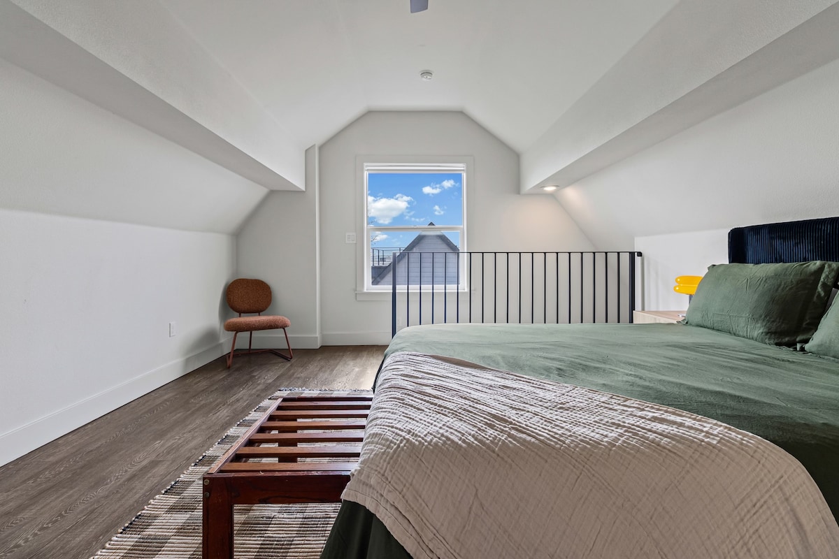 Walkable w Skyline View! Clean and Comfy