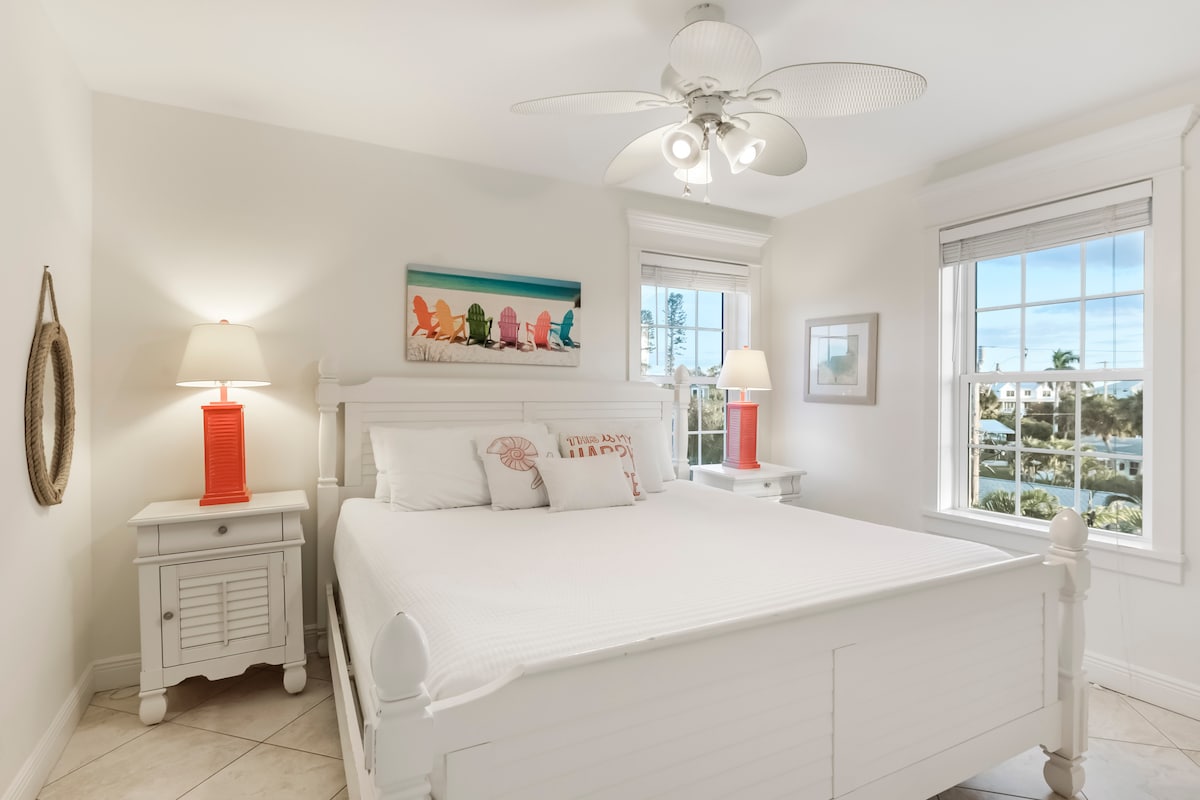 Vesela spavaća soba za goste dočekuje vas nježnim bojama obale i prozorima kroz koje prodire sunce.