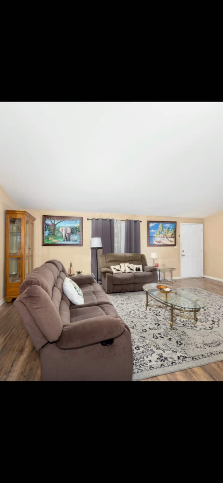 Beautiful Cozy Gateway3 Bedroom Home - Perris, CA