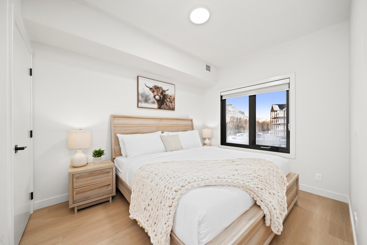 宁静的卧室配有一张加大双人床、大窗户和干净、现代的美学。