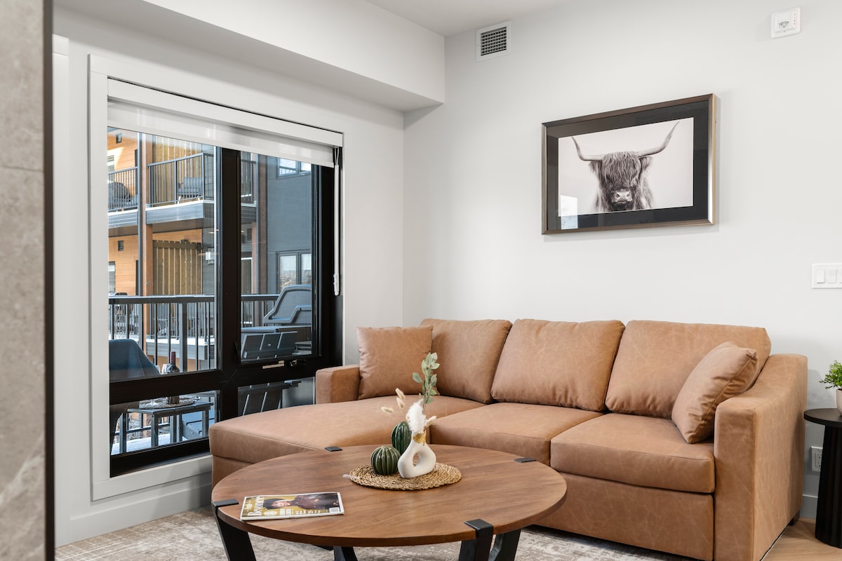 舒适的起居区，座位充足，现代装饰，自然采光充足。