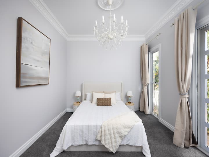 Koppla av i ett elegant och lyxigt designat sovrum som kompletteras med förstklassiga sängkläder i hotellstil och mjuka lakan.