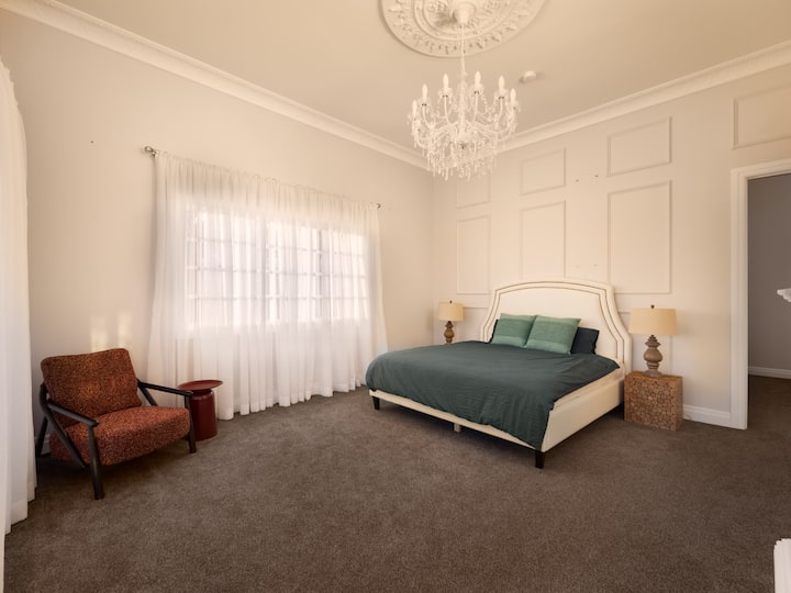 Koppla av i ett rymligt och elegant sovrum som kompletteras med förstklassiga sängkläder i hotellstil och mjuka lakan, med en enda soffa för extra komfort och bekvämlighet.