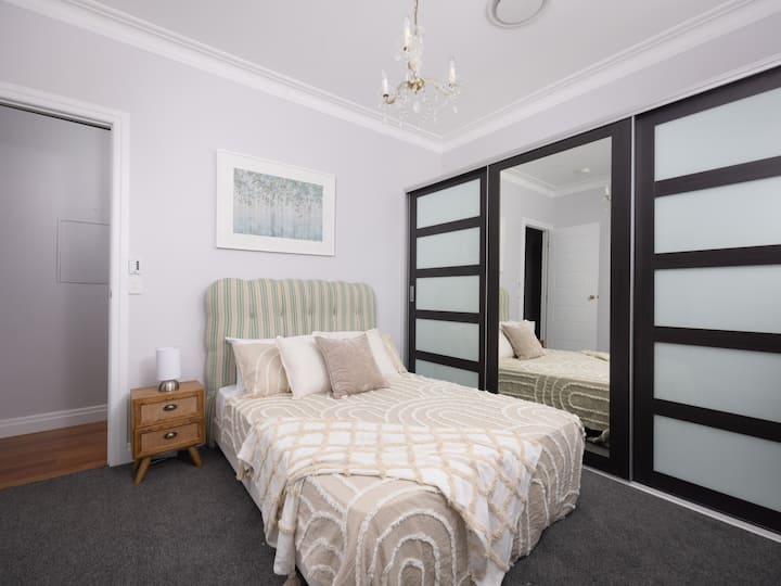 Koppla av i en elegant queensize-säng som kompletteras med förstklassiga sängkläder i hotellstil och mjuka lakan.