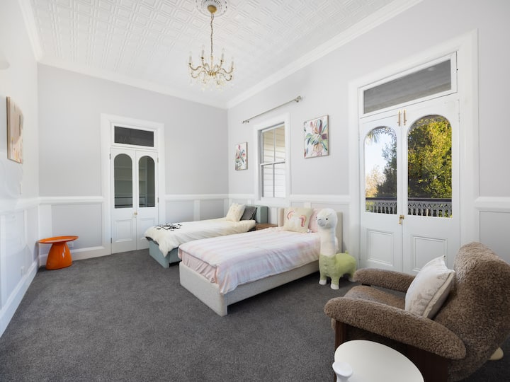 Koppla av i ett elegant och lyxigt designat sovrum som kompletteras med förstklassiga sängkläder i hotellstil och mjuka lakan.