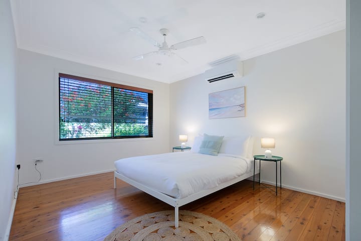 El segundo dormitorio ofrece una cama tamaño queen, ventilador de techo y aire acondicionado y calefacción de sistema dividido, creando un espacio cómodo para relajarse después de días ajetreados explorando.