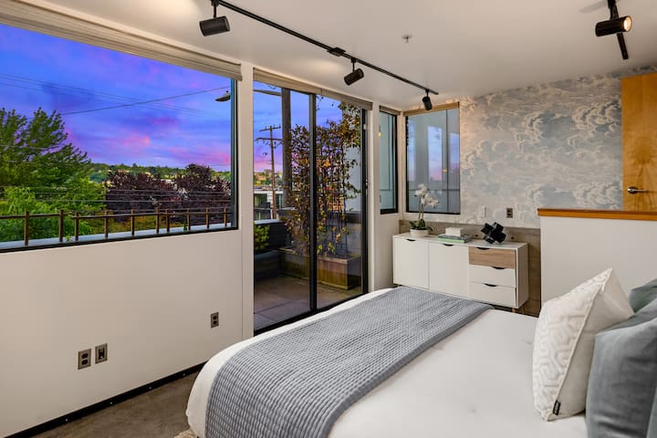 Spavaća soba ima zanimljive tapete s valovima, udoban bračni krevet i klizna vrata koja vode na privatni balkon, savršen za uživanje na svježem zraku i promatranje zalaska sunca. Ima privatnu kupaonicu za dodatnu privatnost i praktičnost.