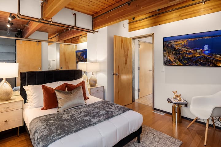 Udobna spavaća soba s bračnim krevetom i privatnom kupaonicom za dodatnu privatnost. Opustite se uz televizor na zidu, tople drvene grede i posteljinu kakva se obično nalazi u hotelima. Savršeno za miran san nakon istraživanja Seattlea.