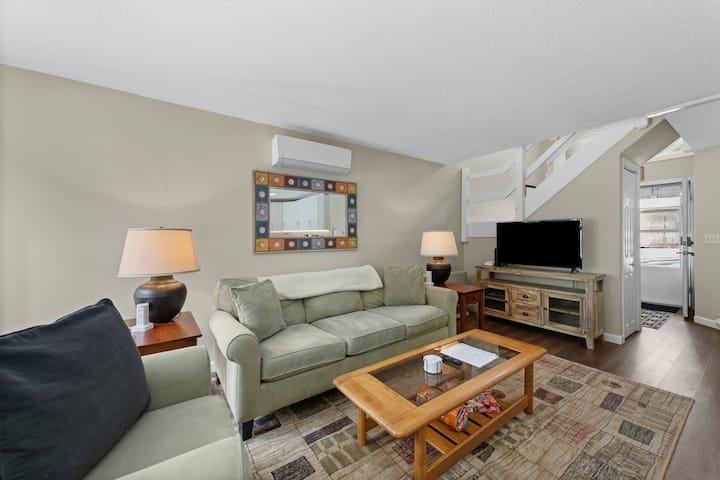 Modern & Comfy Mountain Retreat | Private Hot Tub! - Campton, NH