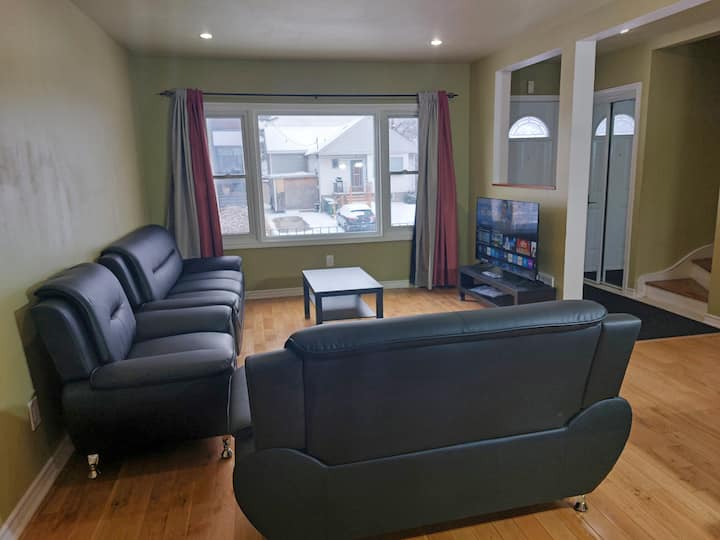 Spacious 4 Bedroom Home Close To Downtown & Hwy401 - トロント