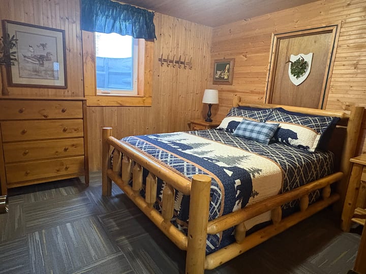 Kelder slaapkamer queensize bed. Deze heeft een uitgangsvenster.