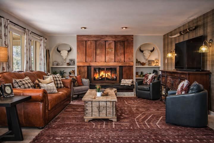 Hot Tub | Sleeps 24 | Poker Room | Near Zoo - Omaha, NE
