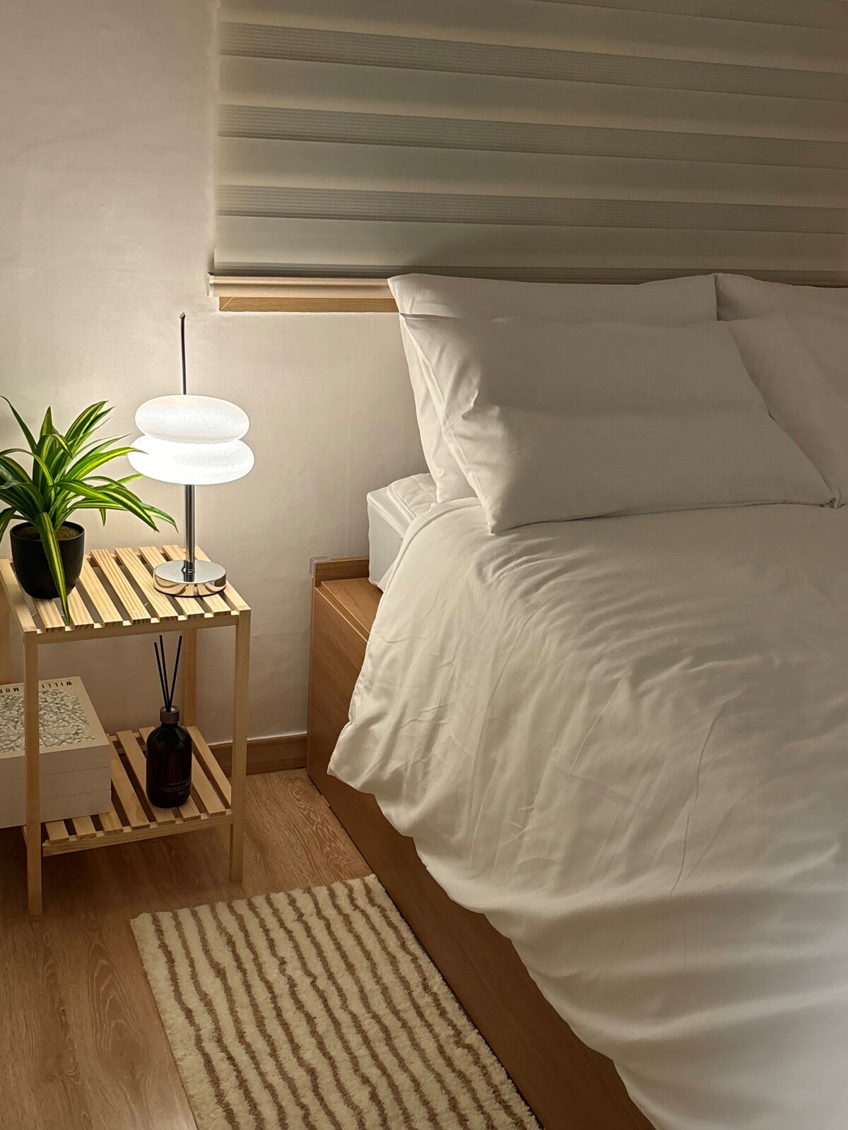 您可以在舒适的照明和酒店风格的床上用品中睡个好觉。 