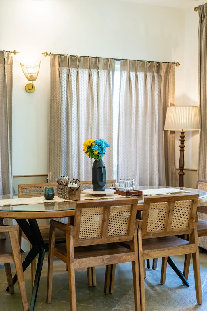 Dining area image 2
