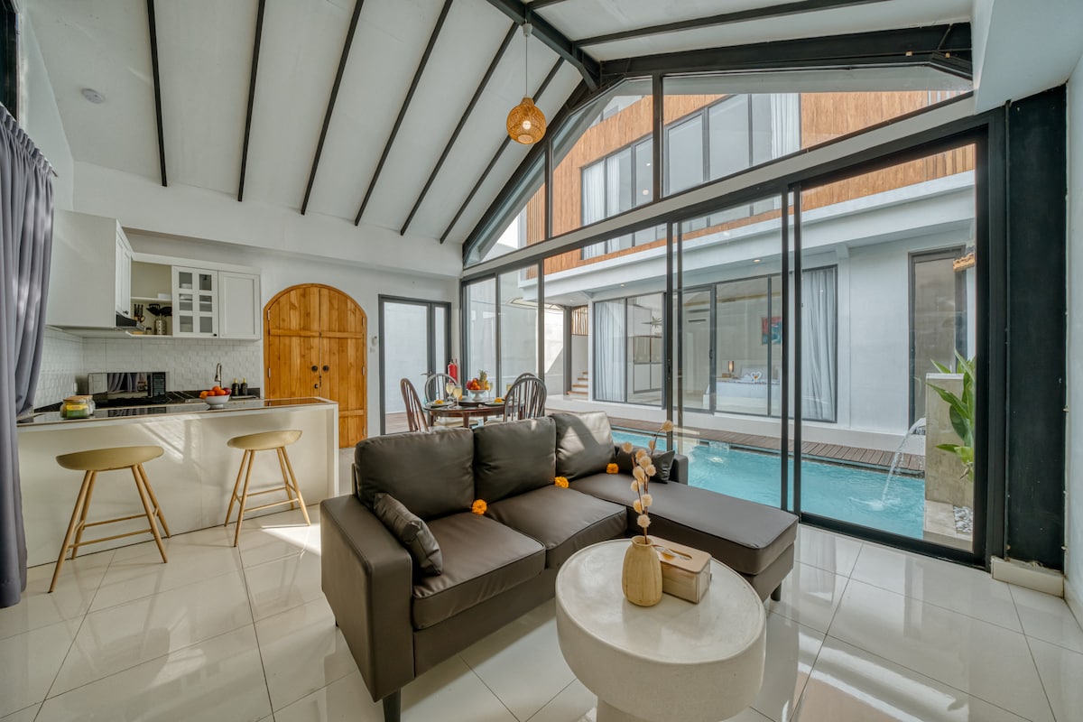 Villa in Kediri · 2 bedrooms · 3 beds · 2 private baths รายการ Airbnb เปรียบเทียบ