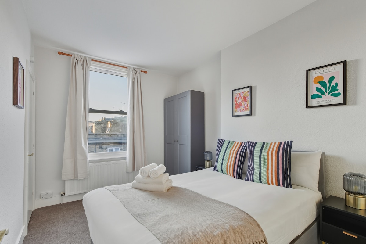 ห้องนอนสว่างและอบอุ่นพร้อมเตียงคู่ที่สบาย ผ้าปูที่นอนสะอาด และแสงธรรมชาติ ใกล้กับแฮมเมอร์สมิธ แม่น้ำเทมส์ ร้านกาแฟท้องถิ่น ร้านค้า และการเชื่อมต่อการเดินทางที่ยอดเยี่ยม